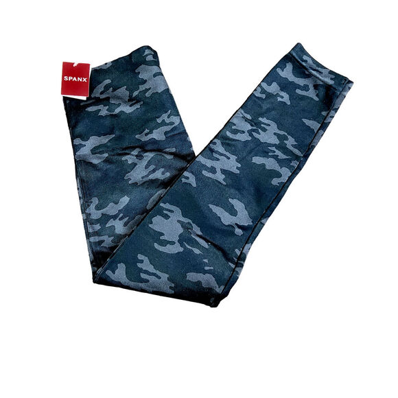 **NWT** SPANX PLUS SIZE LOOK AT ME NOW BLACK CAMO LEGGING - Picture 4 of 10